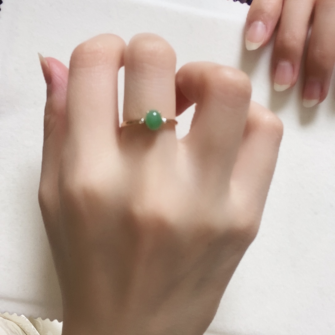 翡翠戒指18K金镶嵌简单