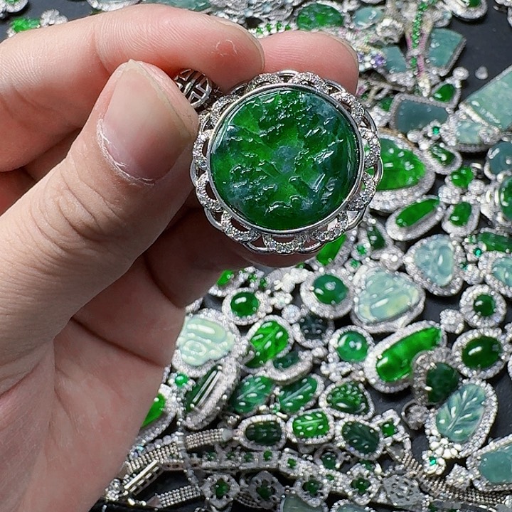 翡翠颈饰未镶嵌天然A货翡翠放漏