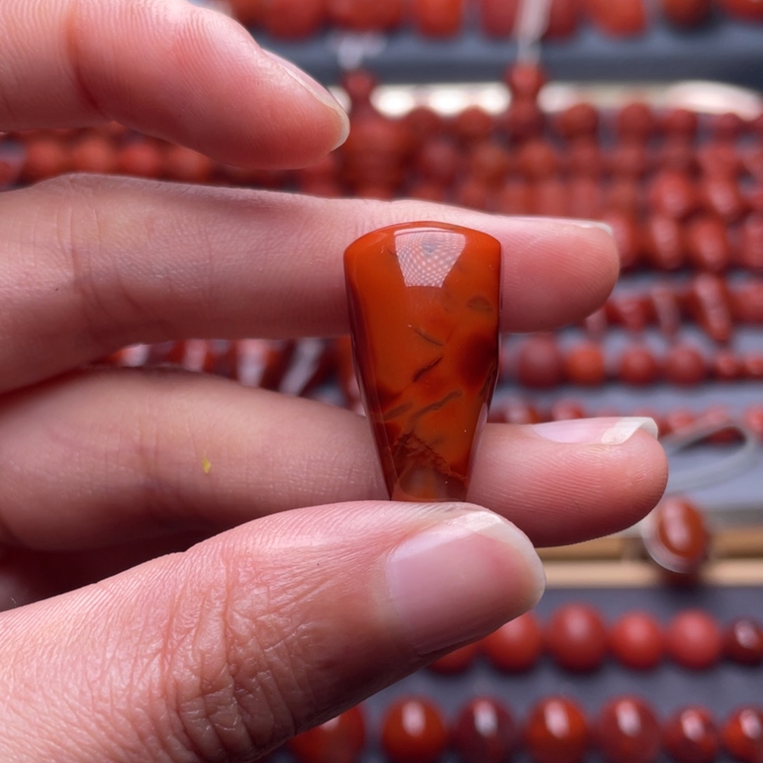 南红玛瑙未镶嵌其他W对孔13.9瓦西双色三通