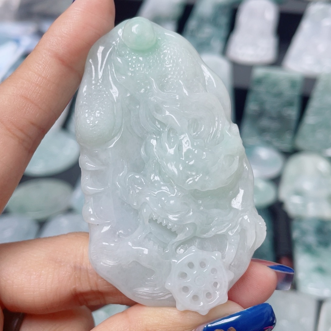 翡翠未镶嵌颈饰龙牌