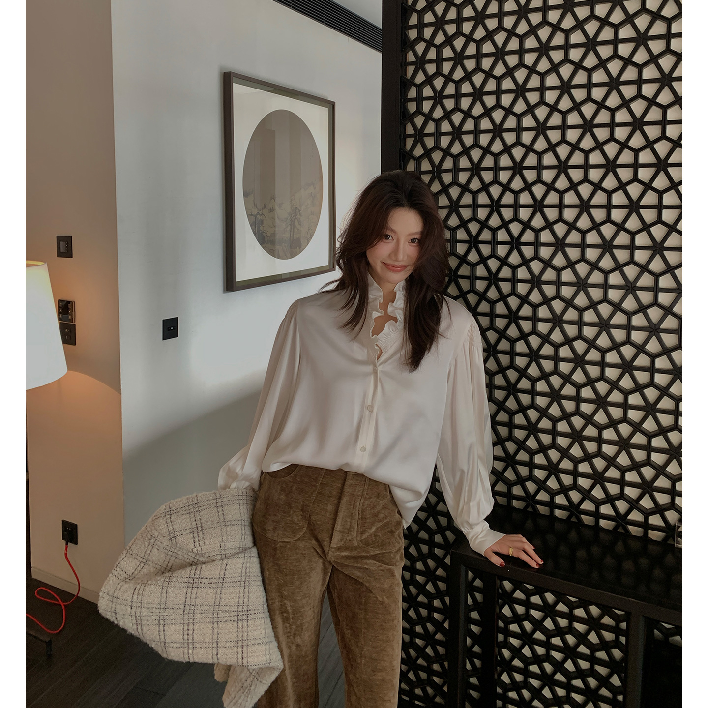 【ALONESAVOR】龍喜儿 法兰花园法式木耳边V领光泽衬衫K127