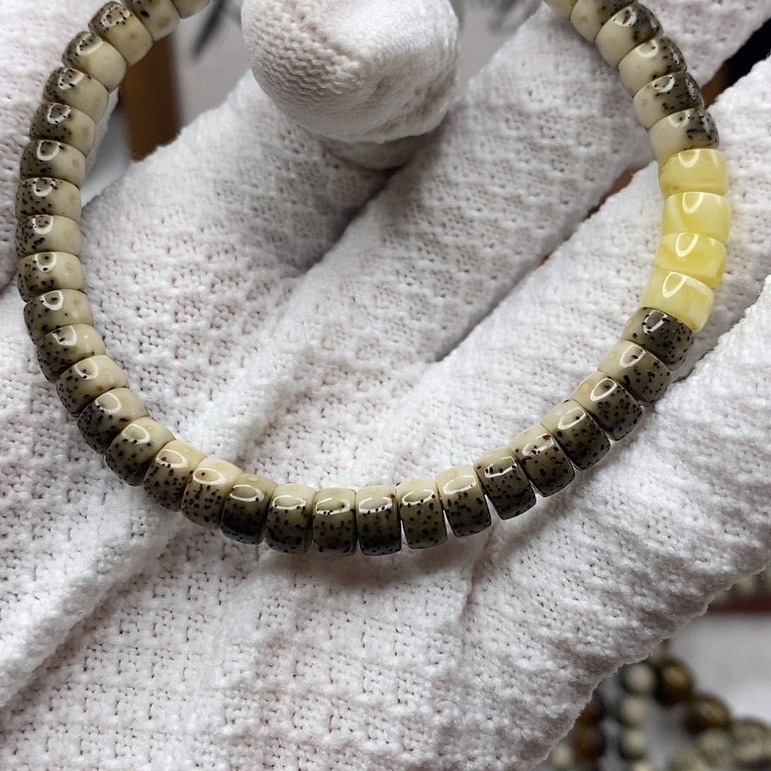 䒕***疍吊坠星月菩提卡7/4绿包白药片