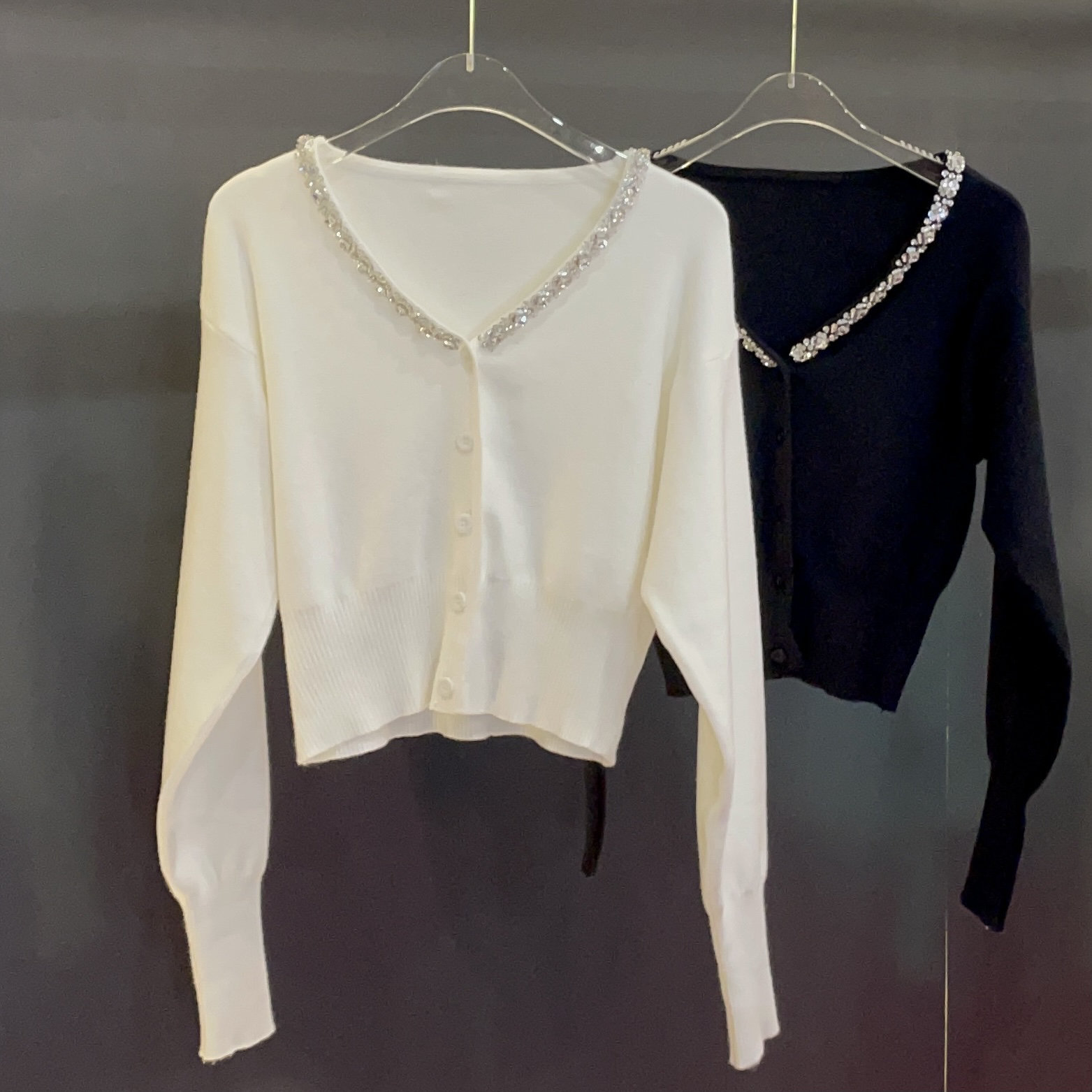 魅鹊 51115 气质时尚百搭修身短款钉珠针织衫