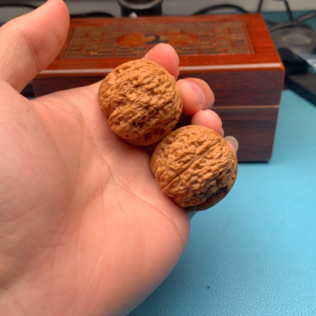 文玩核桃吊坠血麒麟