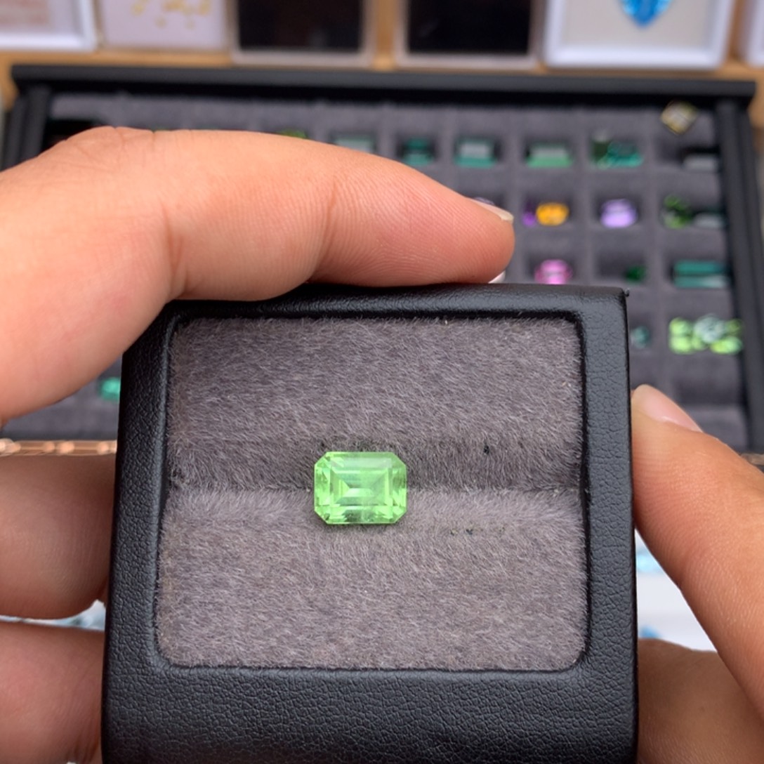 未镶嵌橄榄石珠宝奇石