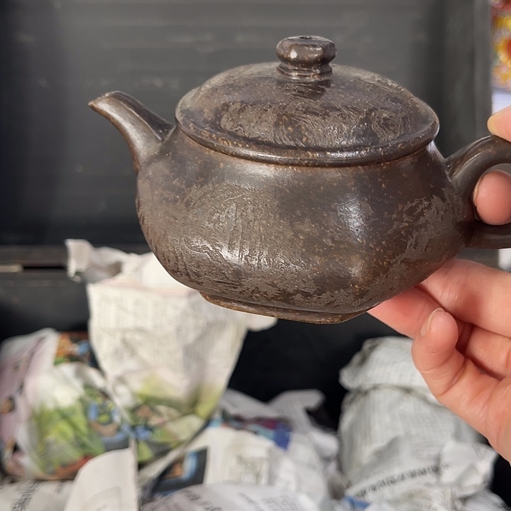 茶壶紫泥原矿泥料手工制作的一把紫砂壶。