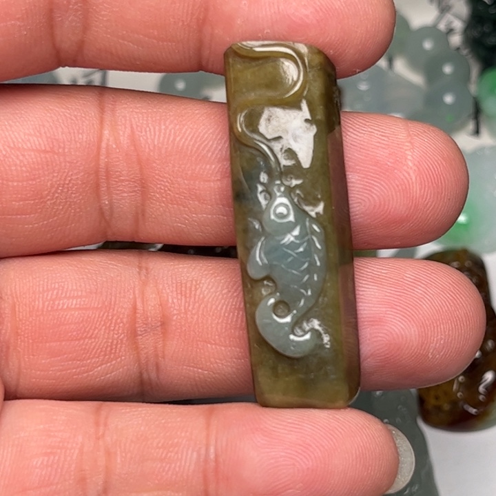 翡翠未镶嵌颈饰鱼