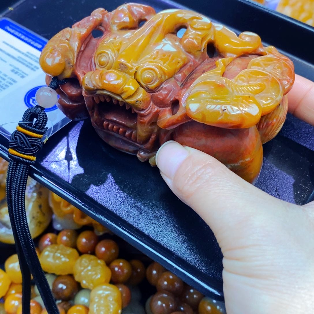 未镶嵌石英质玉（黄龙玉）颈饰