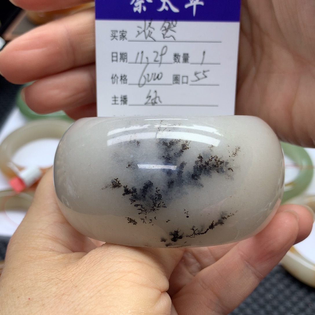 未镶嵌手镯石英质玉淡*?