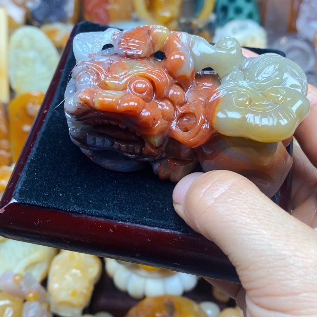 石英质玉（黄龙玉）未镶嵌颈饰