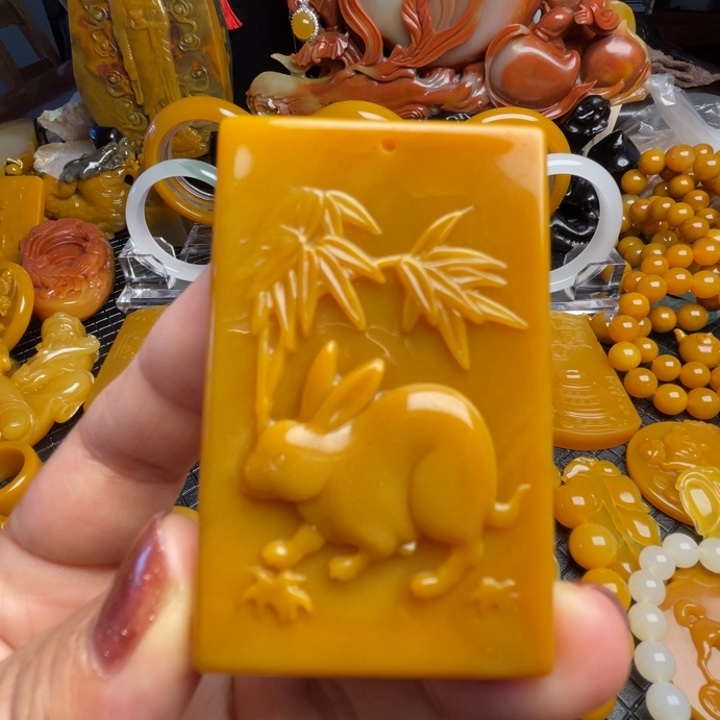 未镶嵌石英质玉（黄龙玉）颈饰