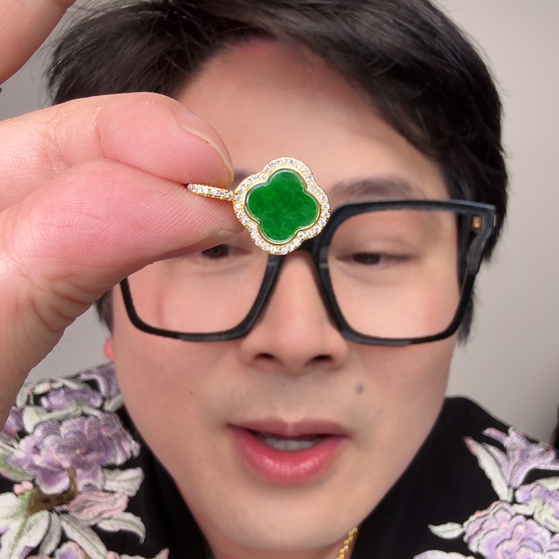 翡翠未镶嵌颈饰一件