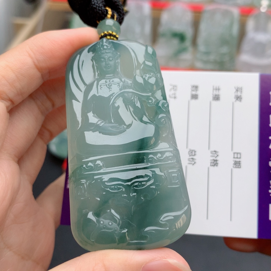 平***@翡翠未镶嵌颈饰素衣