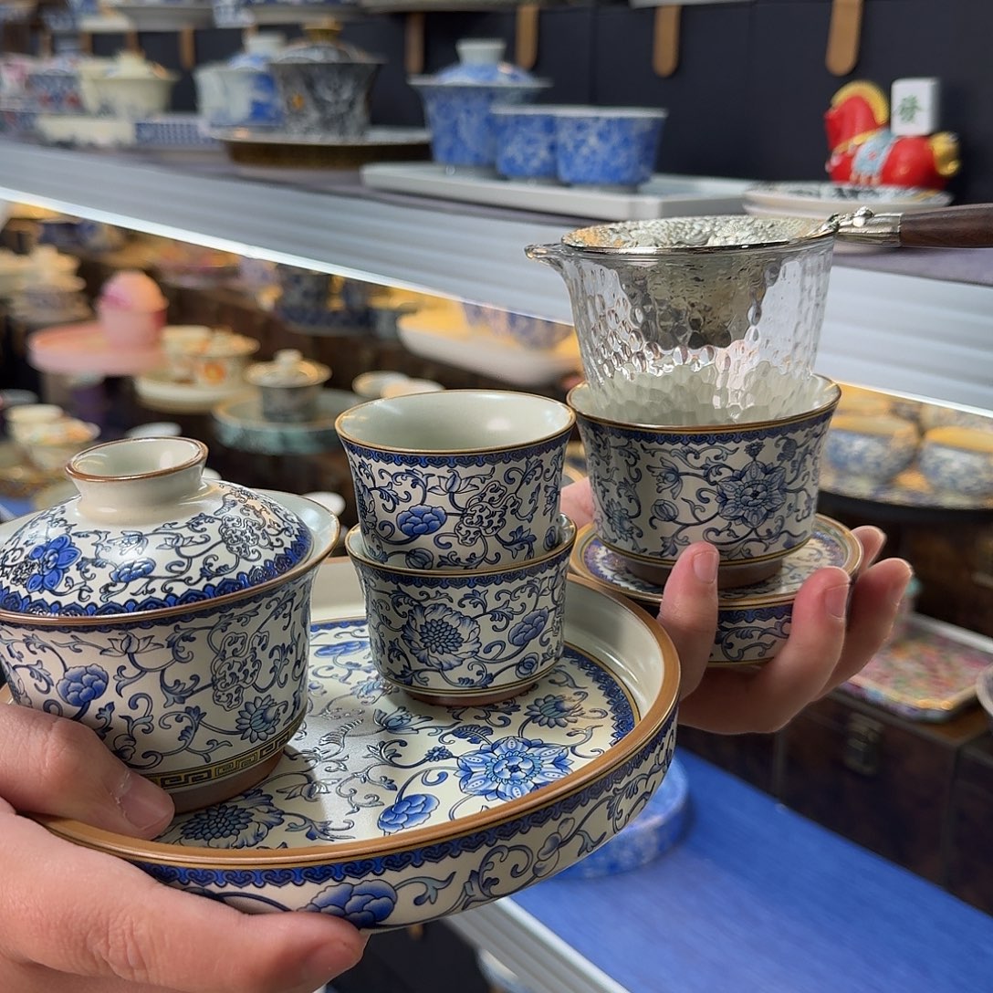 盖碗里的水煮开后放入我们