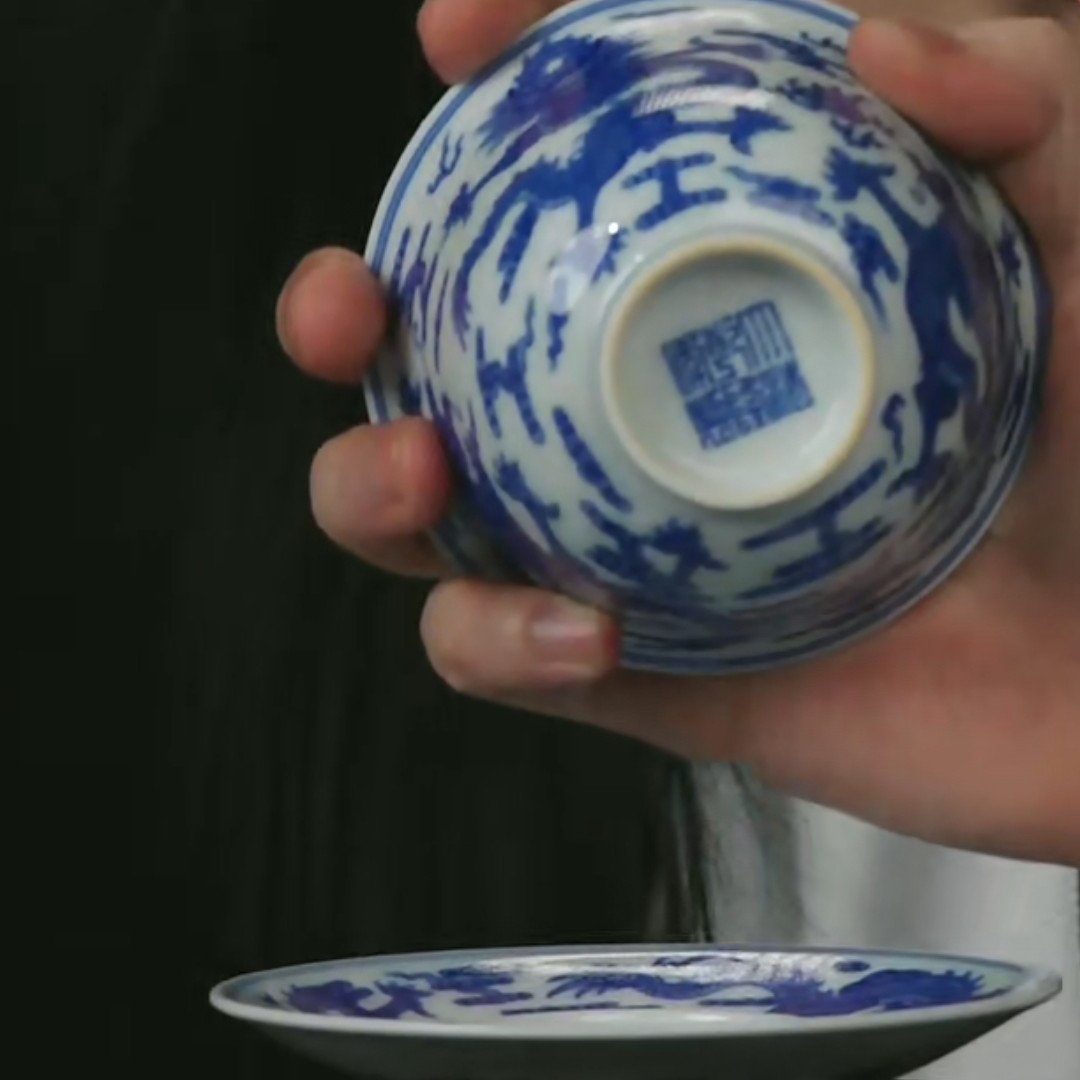 M青花九龙纹三才盖碗