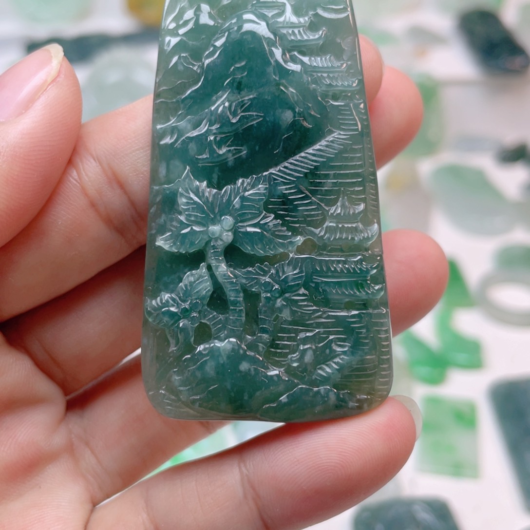 翡翠颈饰未镶嵌山水