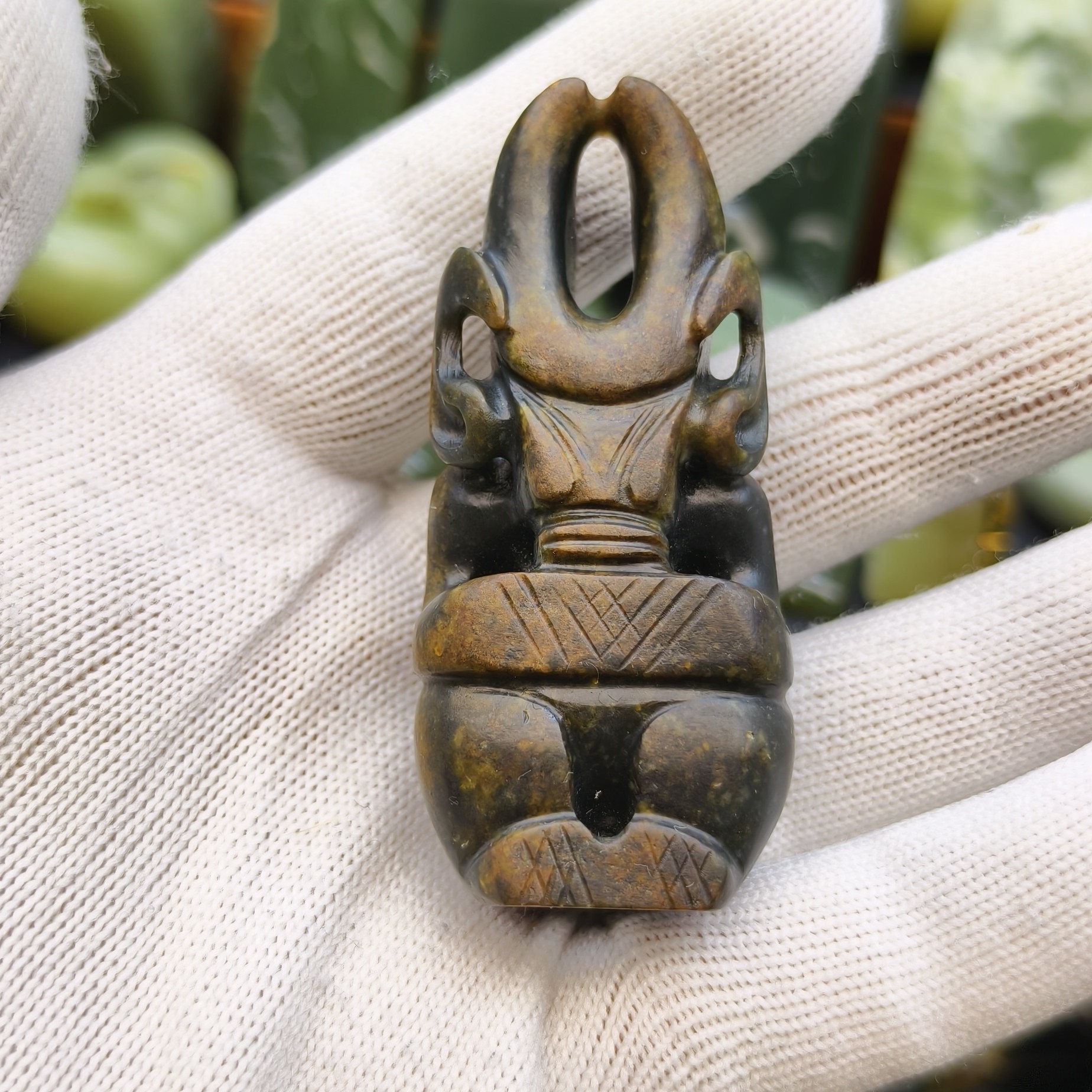 析木河磨玉墨玉半皮半玉太阳人手把件，带老皮壳，古乡古气