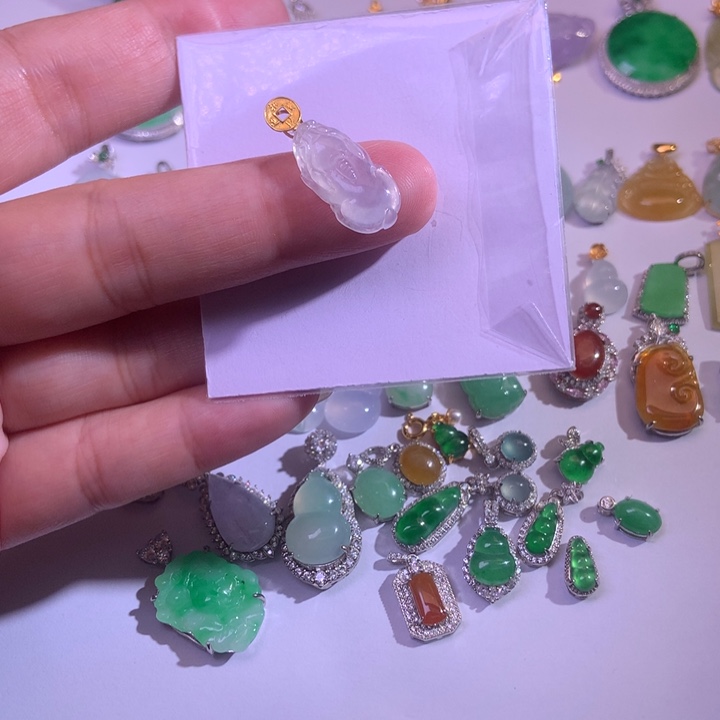 翡翠18K金镶嵌颈饰