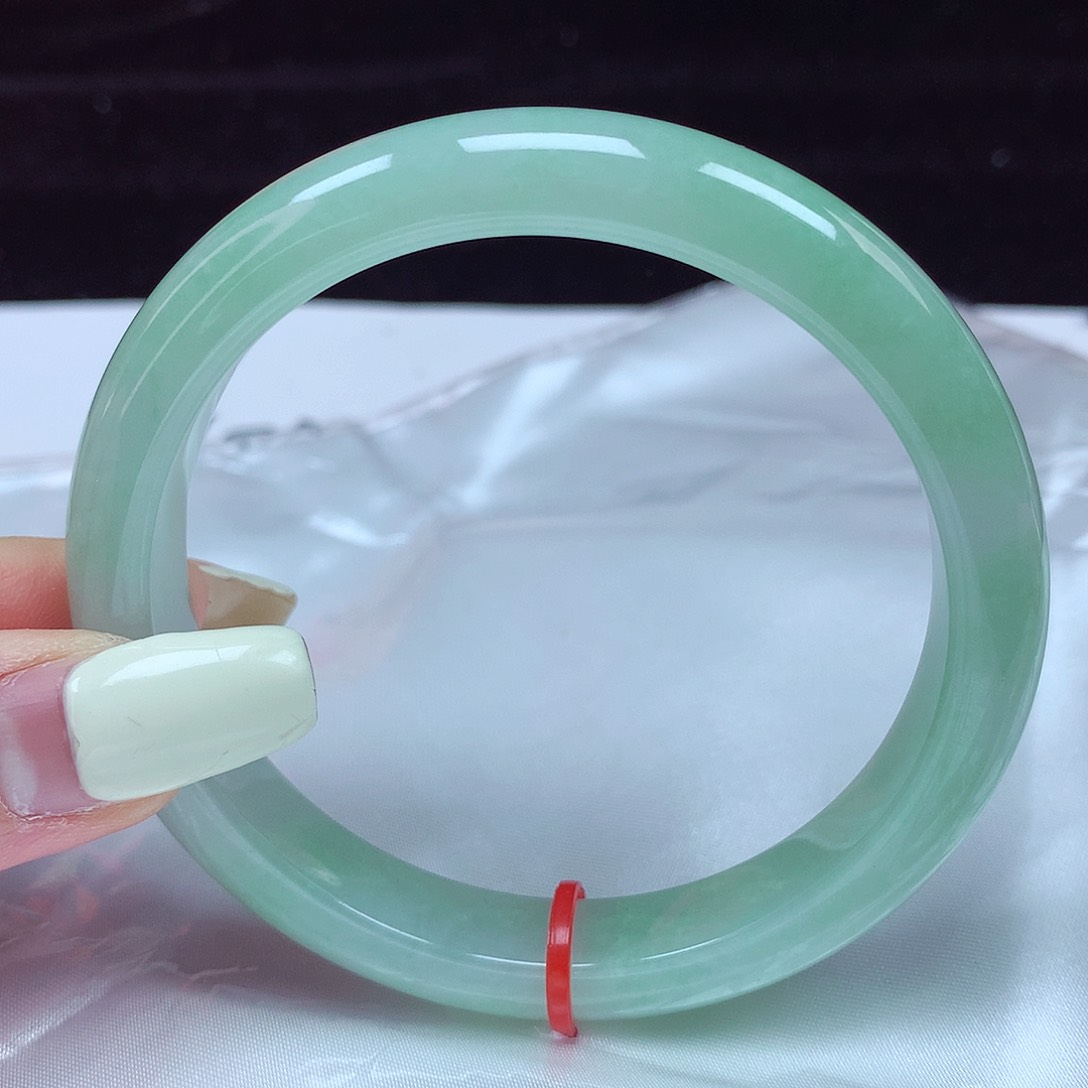 翡翠手镯未镶嵌60圈