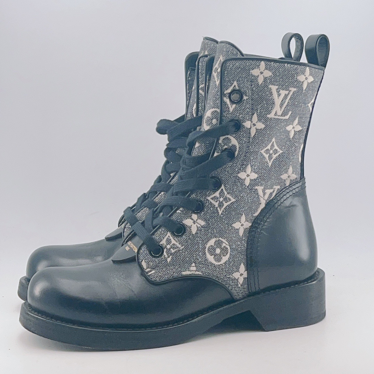 95新 LouisVuitton/路易威登 36码/98新/灰色满印马丁靴