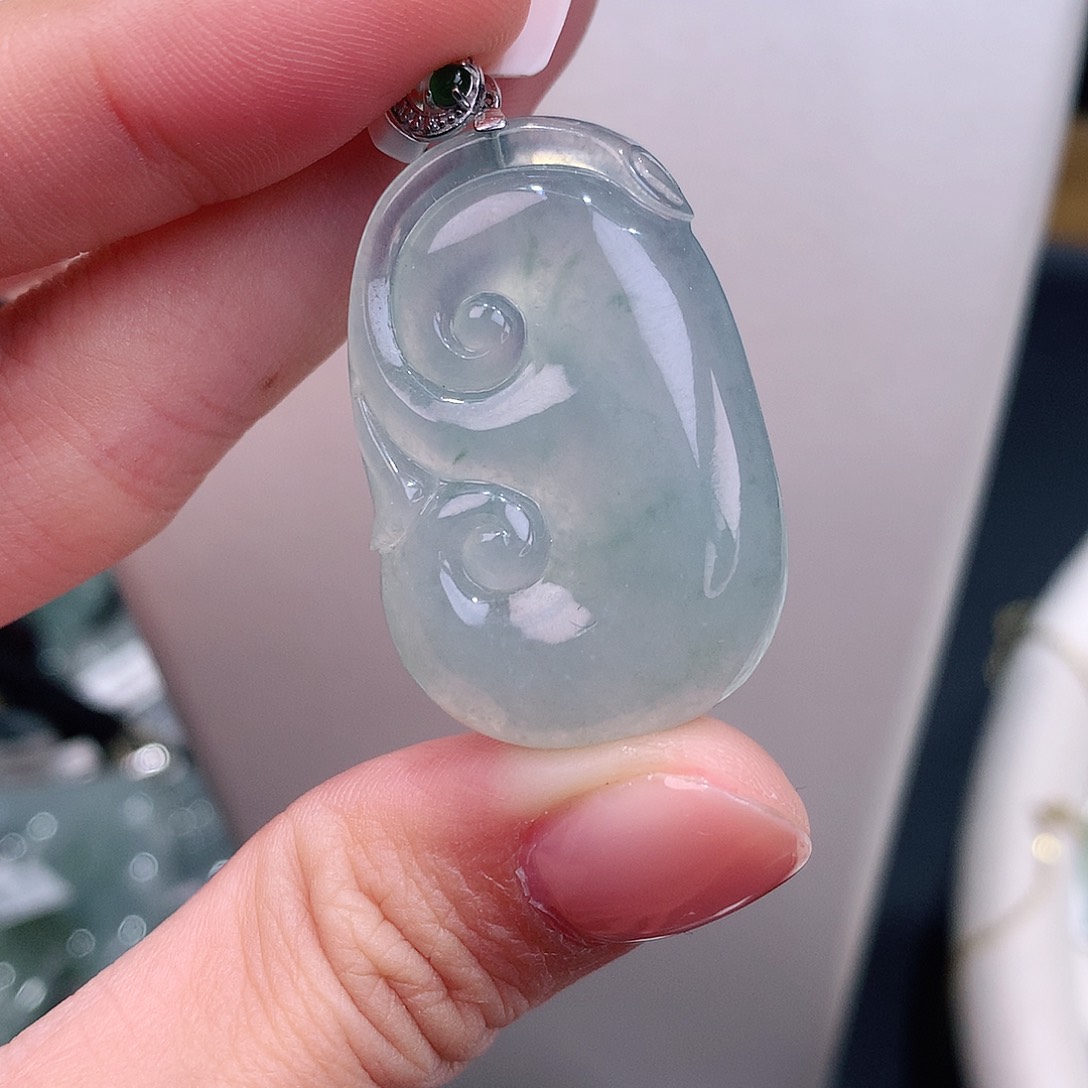 颈饰18K金镶嵌翡翠叽****?冰胶如意