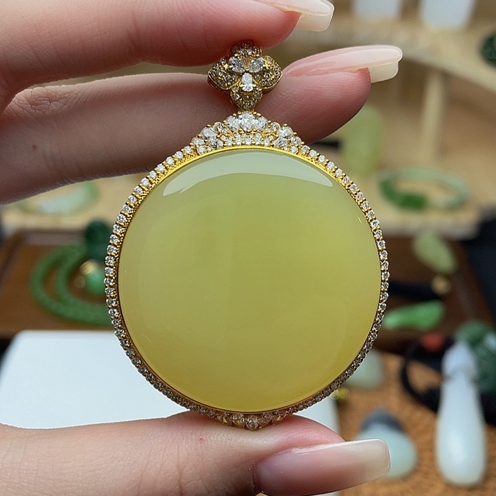 和田玉18K金镶嵌颈饰黄口·圆牌