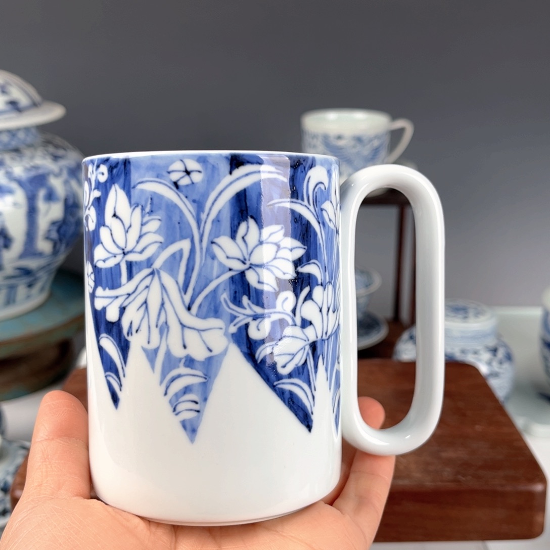 青花蓝底白花咖啡杯