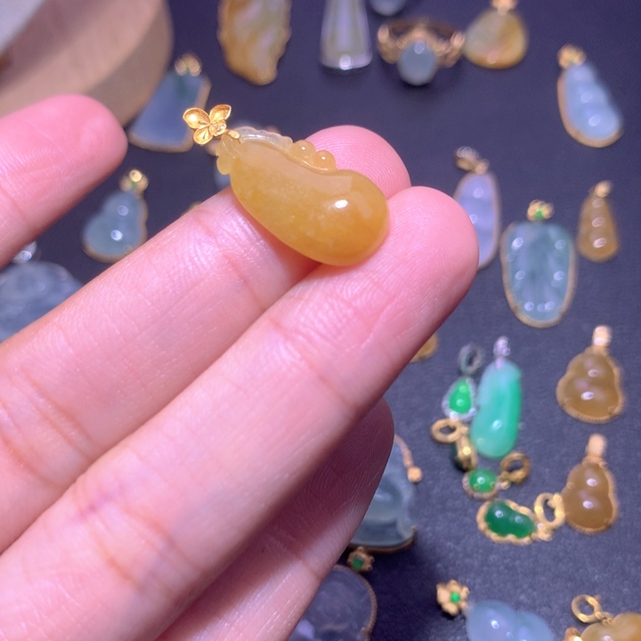 颈饰18K金镶嵌翡翠琳*酱翡翠