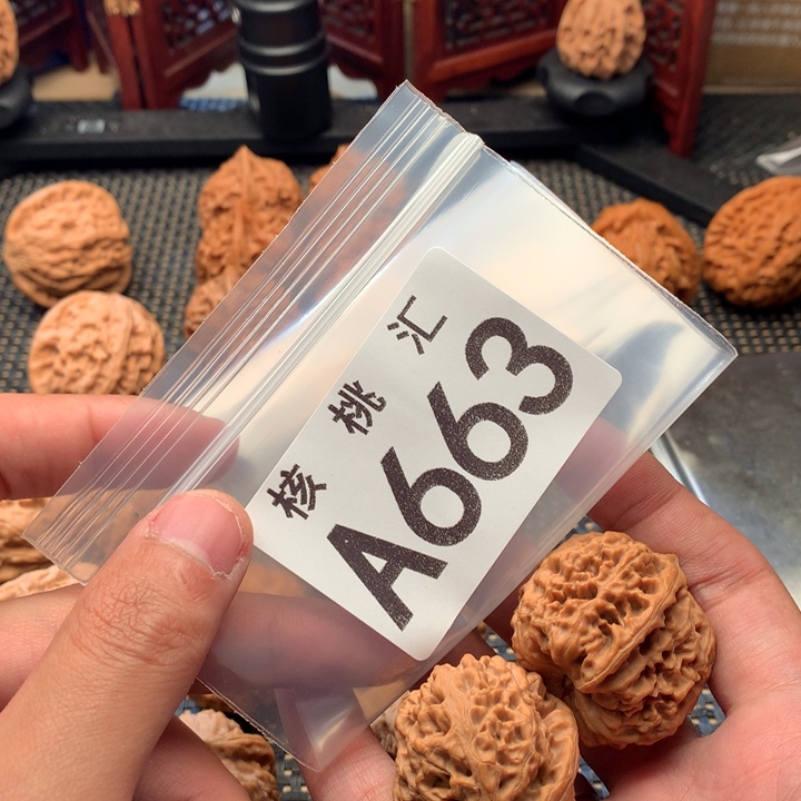 文玩核桃吊坠龙纹