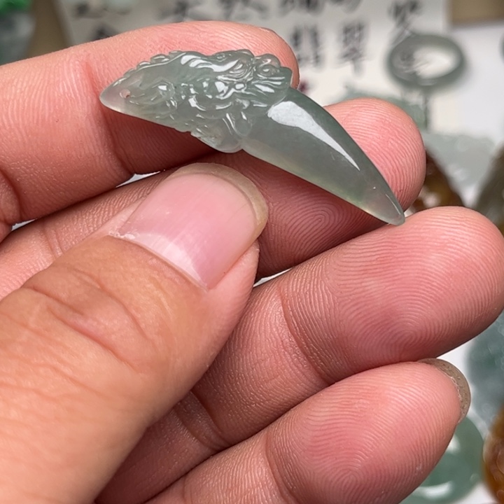 小***徐翡翠未镶嵌颈饰龙牙