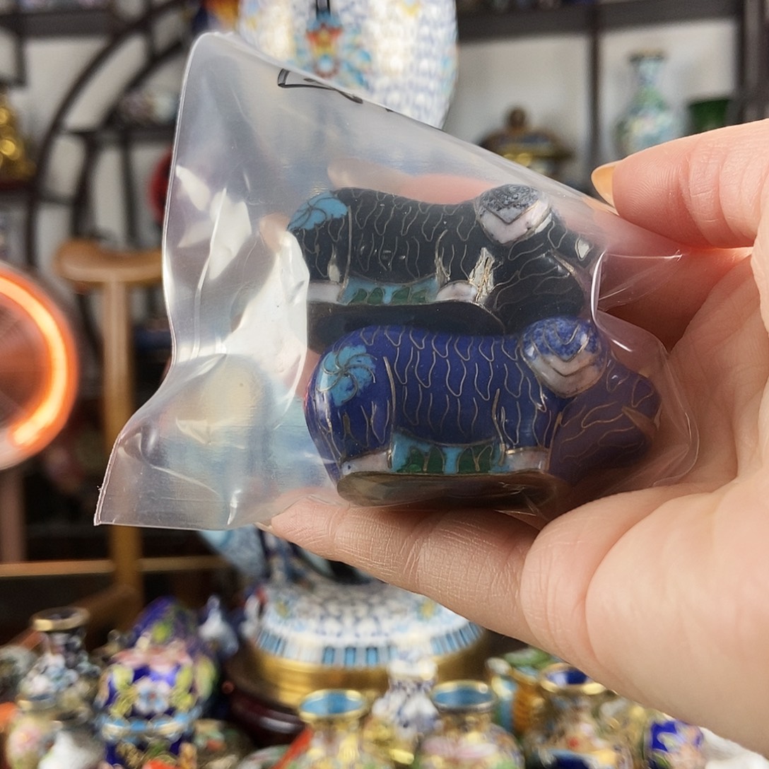 不***窝铜粉盒四个 笔三个 小猪两个