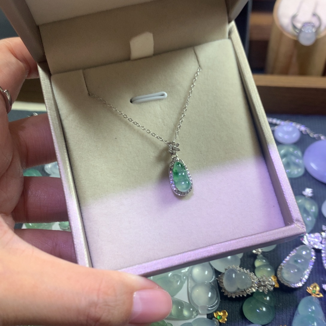 翡翠银S925镶嵌颈饰冰飘绿迷你福豆吊坠