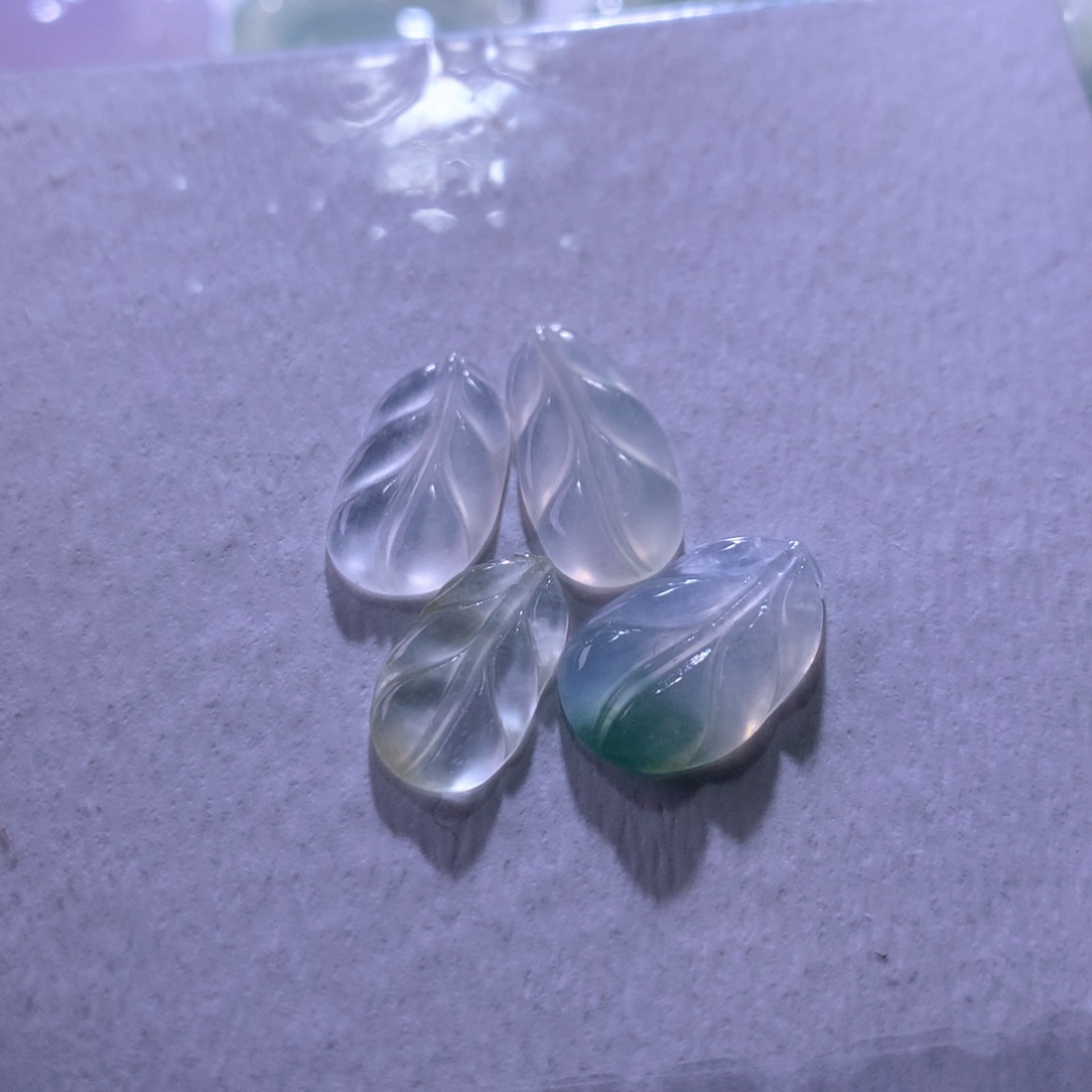 翡翠未镶嵌颈饰一手