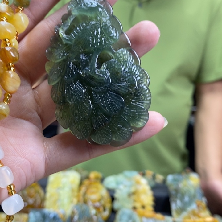 未镶嵌蛇纹石玉颈饰