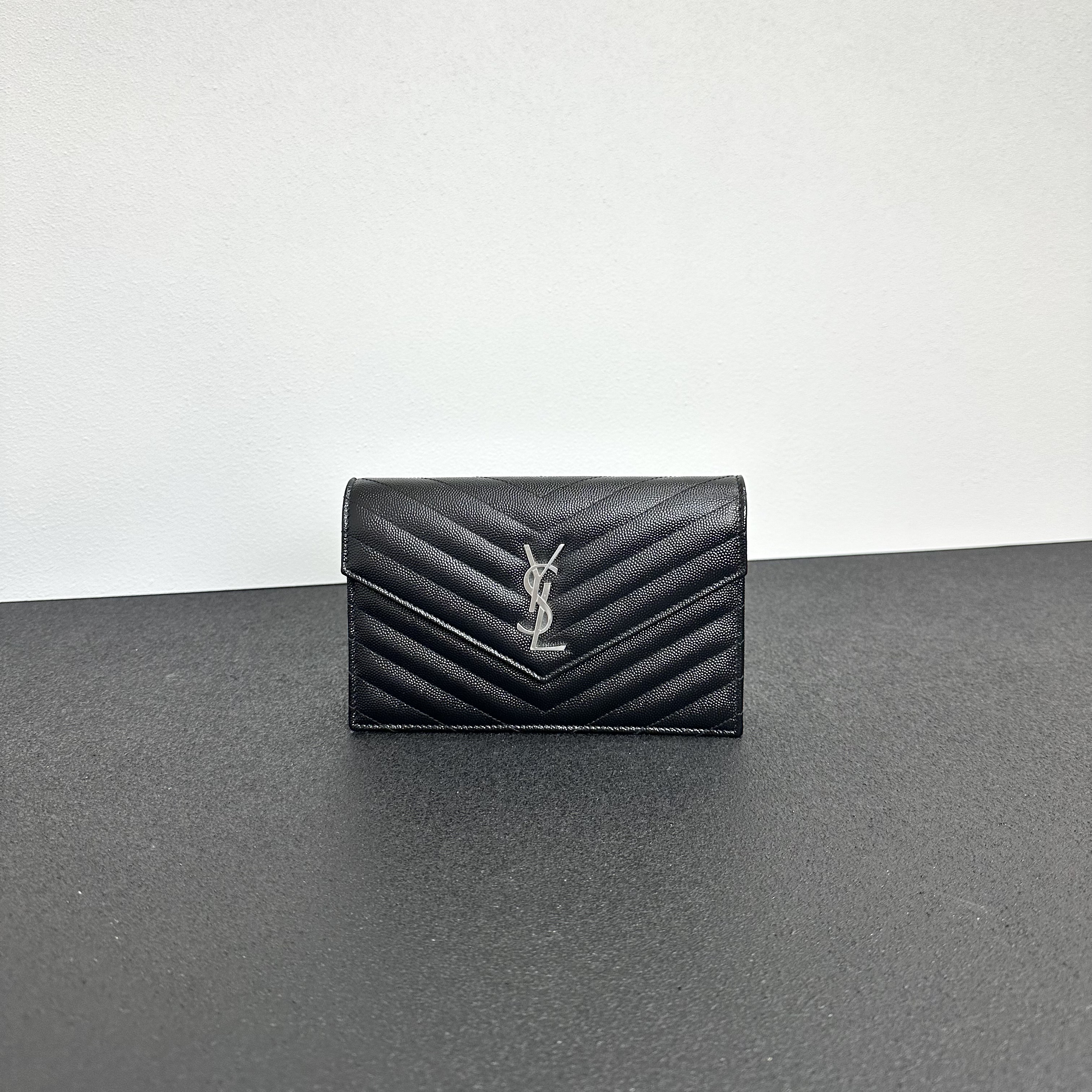 未使用 YSL/圣罗兰 壹所奢品/YSL 信封 鱼子酱 小号 黑银闲置