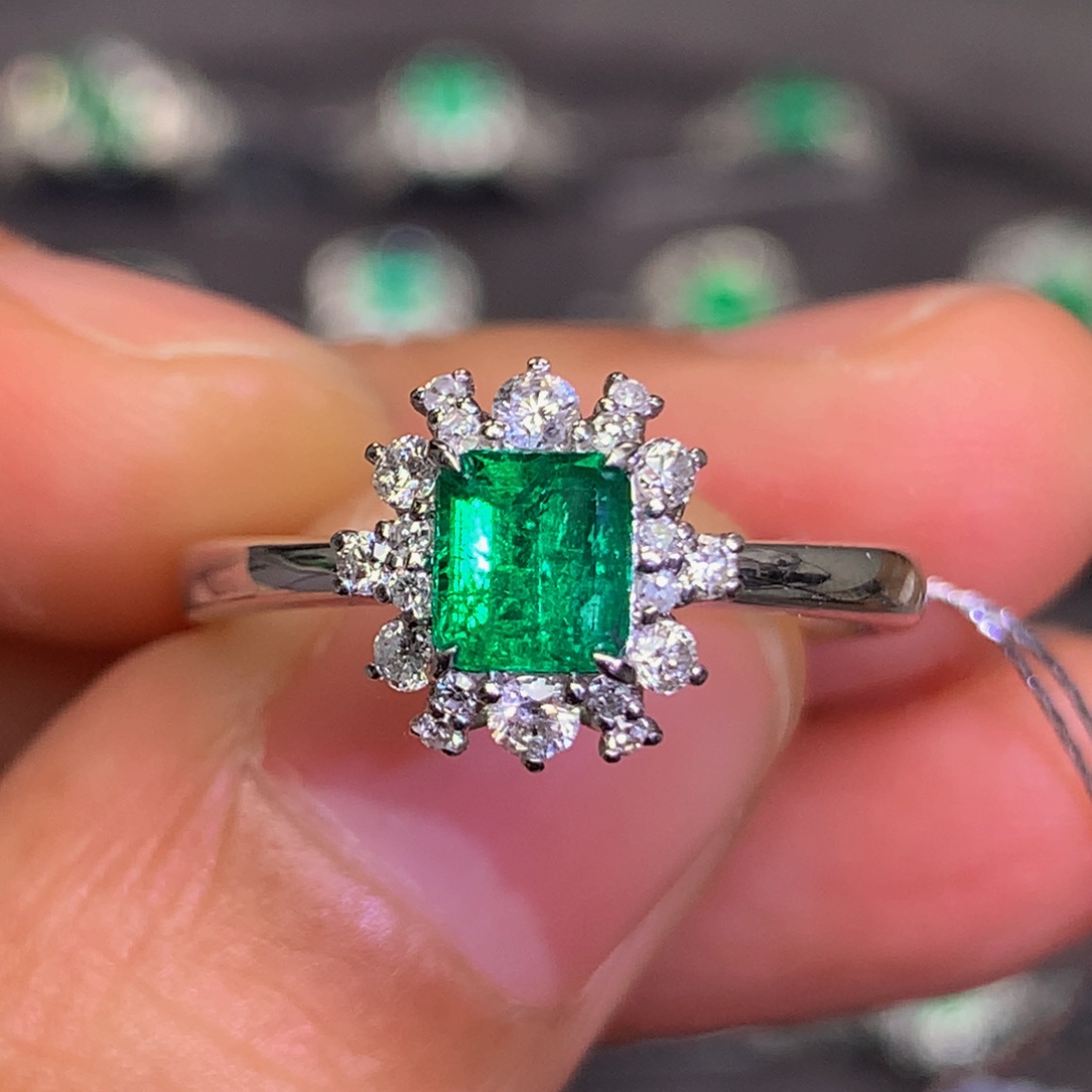 祖母绿戒指18K金镶嵌