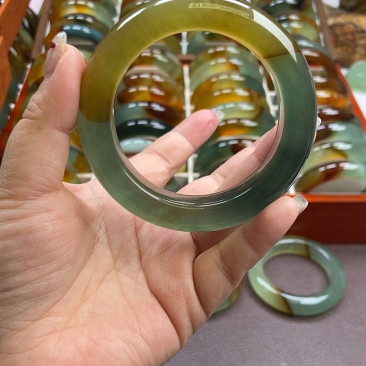 蛇纹石玉未镶嵌手镯