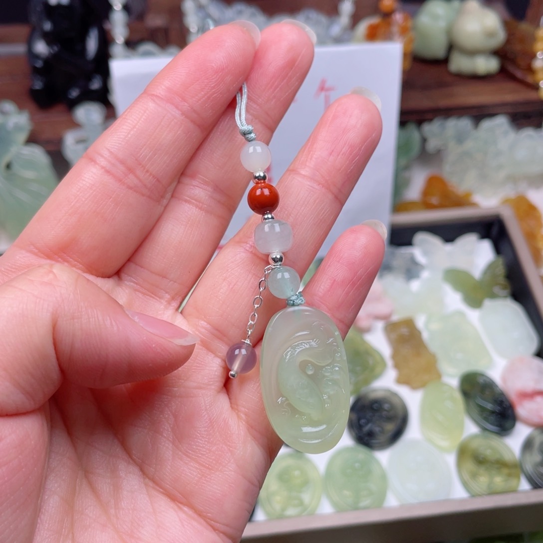 蛇纹石玉未镶嵌颈饰