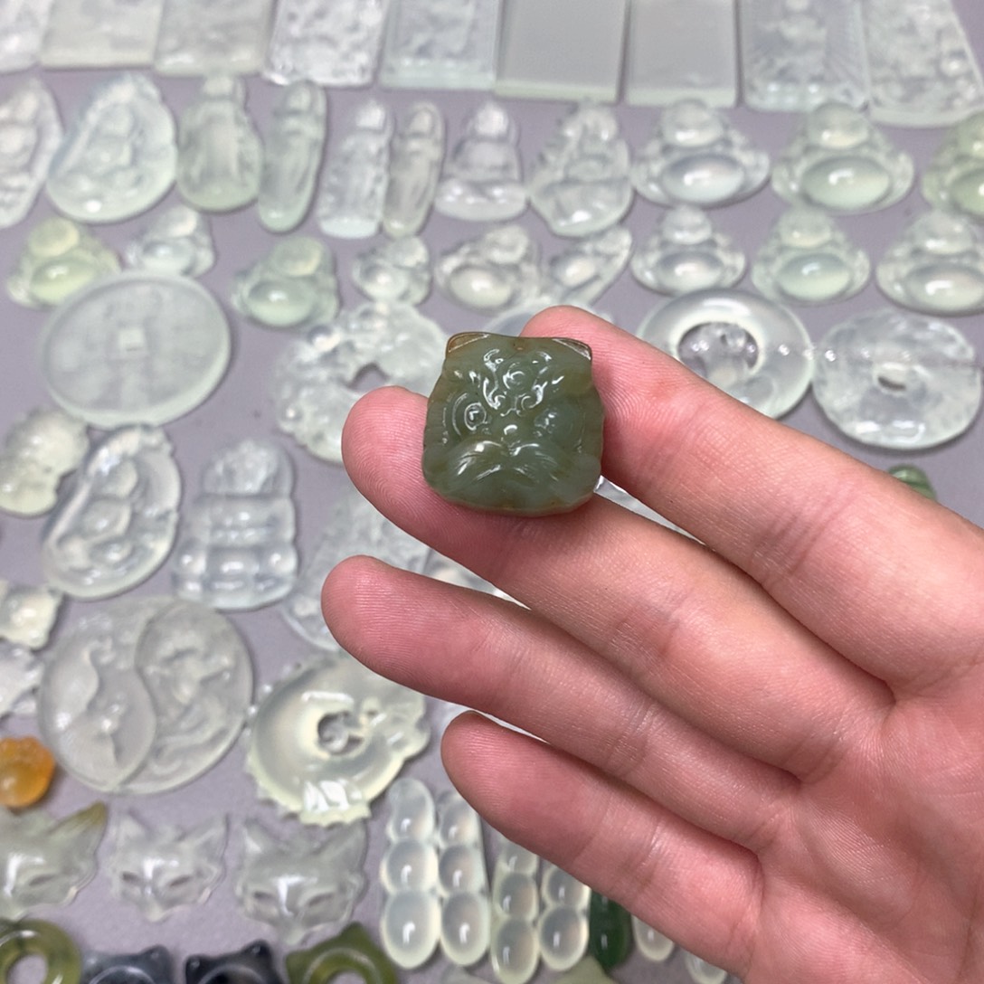 蛇纹石玉颈饰未镶嵌