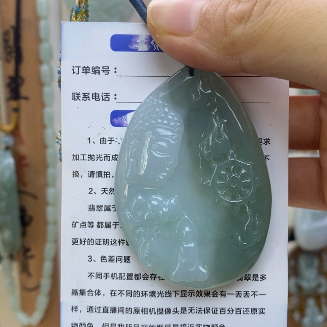 翡翠未镶嵌颈饰佛观天下