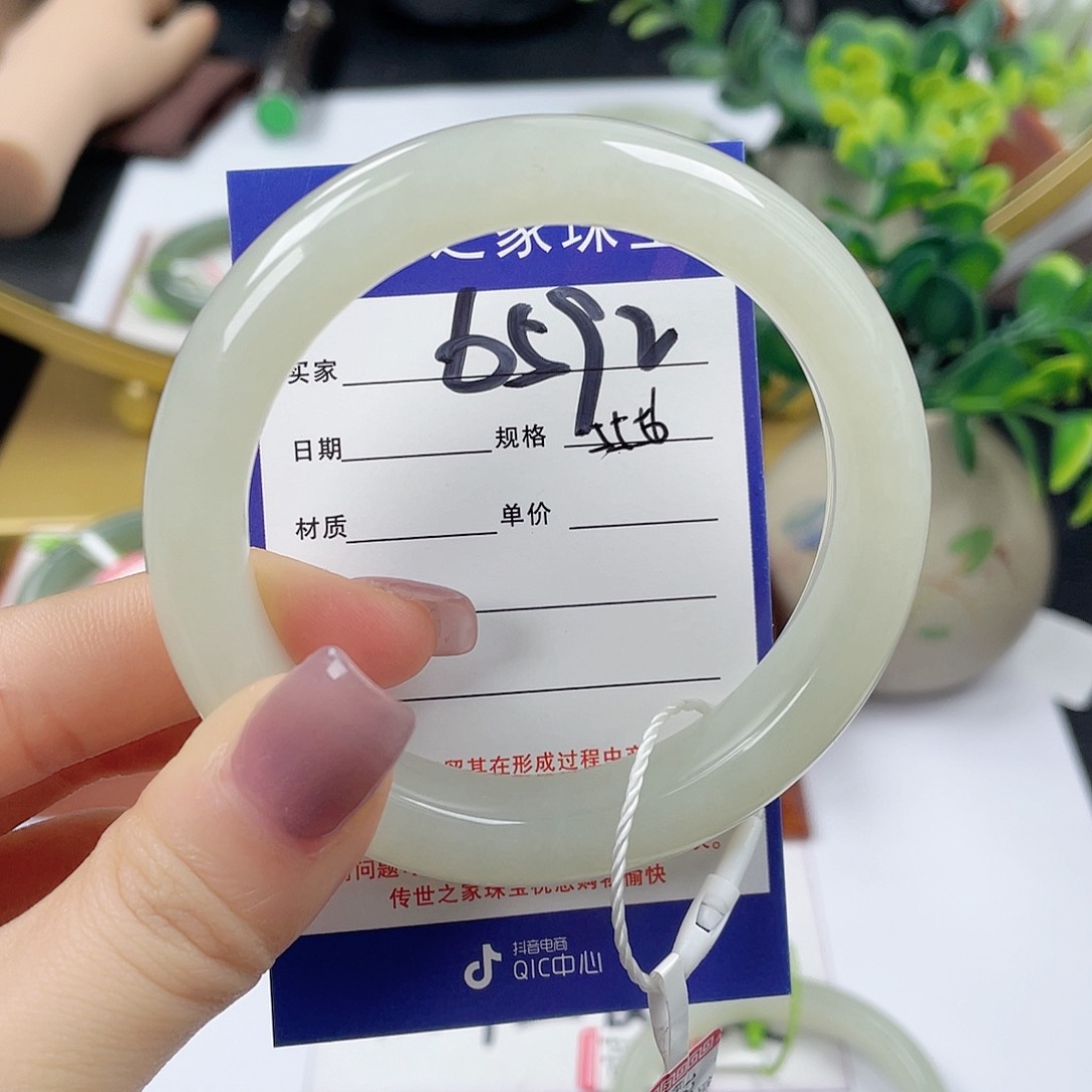 和田玉手镯未镶嵌