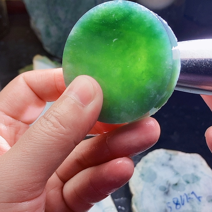 翡翠未镶嵌颈饰毛料48