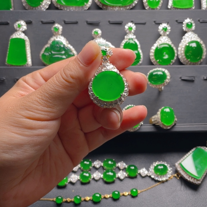 翡翠颈饰未镶嵌翡翠吊坠