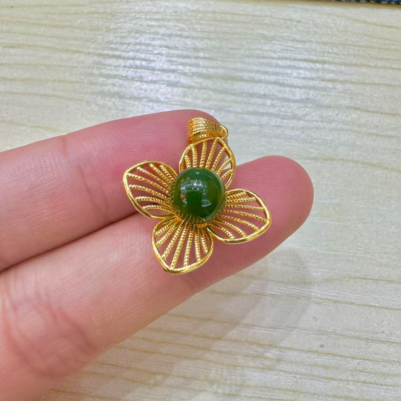 【松老板】18K和田玉拉丝四叶花吊坠