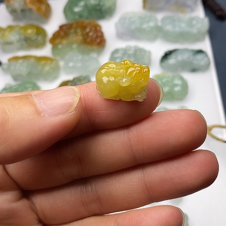 翡翠未镶嵌颈饰小貔貅