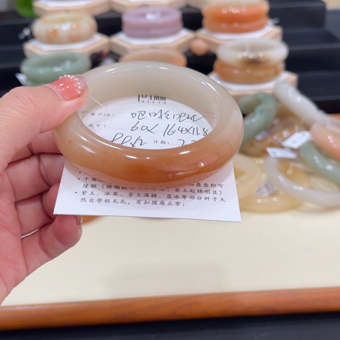 石英质玉手镯未镶嵌吧****.