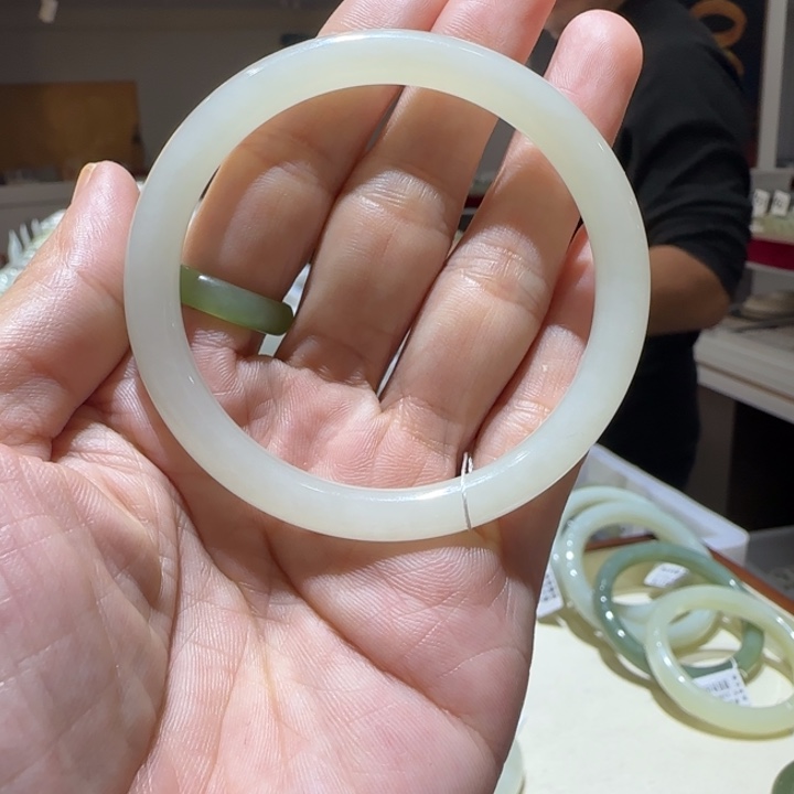 小****和田玉未镶嵌手镯737