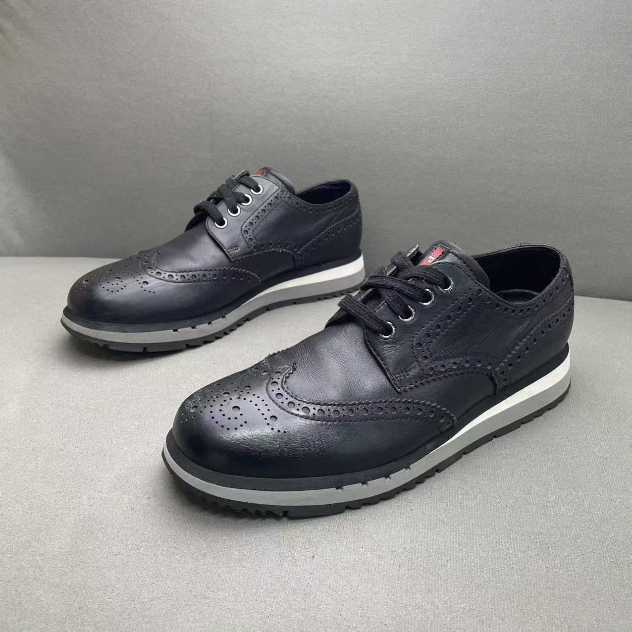 95新 Prada/普拉达 黑色时尚百搭舒适镂空雕花红标系带皮鞋 39码