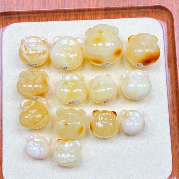 天然琥珀蜜蜡瓷白虎皮妖花熊头。抖音发货。带证书，多样性发一件