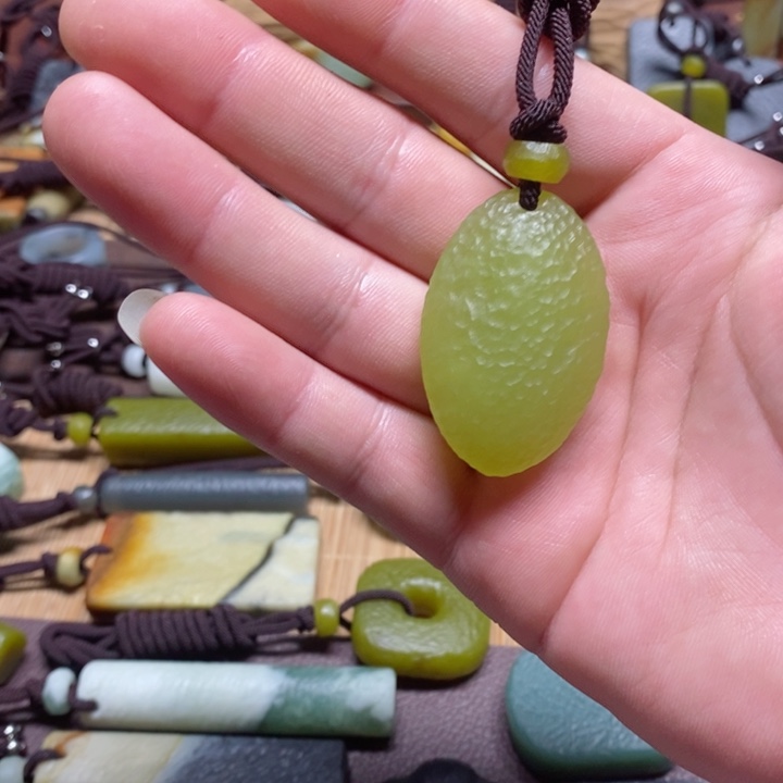 蛇纹石玉挂件未镶嵌